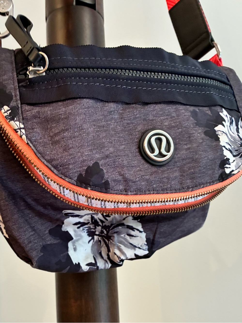 Lululemon Festive Rare Atomic Flower Print Crossbow With Pink Ajustable Strap - Picture 2 of 11
